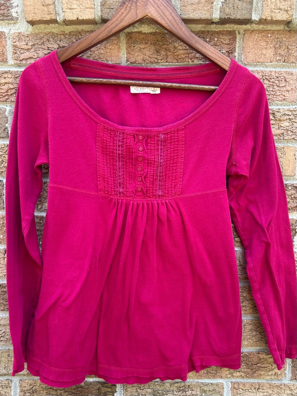Old Navy MATERNITY Scoop-Neck Long Sleeve Pintuck Tee size medium